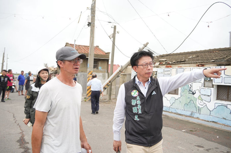 颱風過後,台南市七股區頂山里手機通訊中斷,民進黨立委郭國文(前右)9日邀集相關單位代表前往會勘,要求電信業者調動低軌衛星車支援,助恢復通訊。(郭國文服務處提供)中央社記者楊思瑞台南傳真 114年7月9日