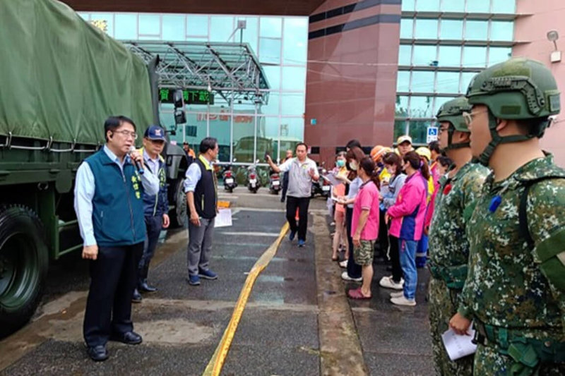 台南市長黃偉哲(前左)9日前往麻豆及後壁等地區關心風災後復原工作,向前往支援國軍人員致謝。(台南市政府提供)中央社記者楊思瑞台南傳真 114年7月9日
