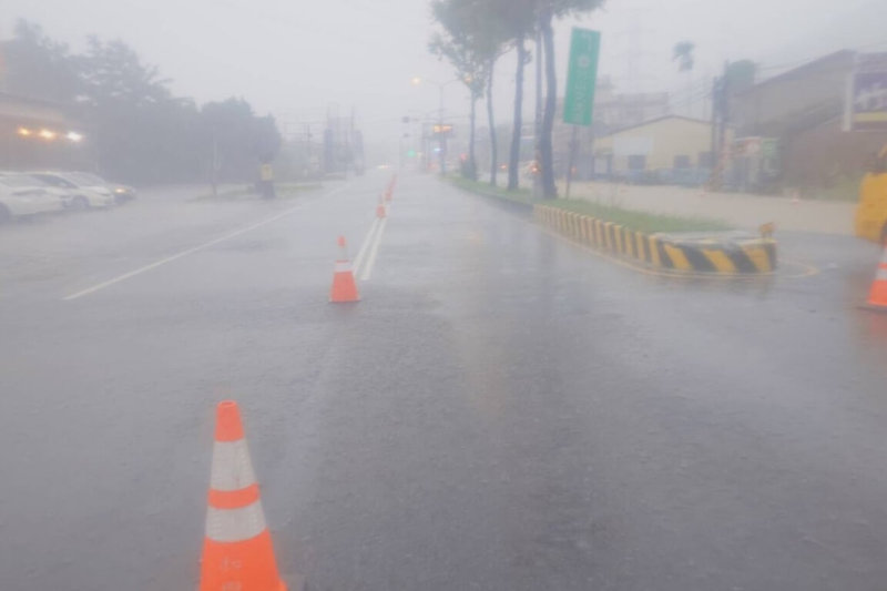 南投縣多個鄉鎮9日降雷雨,台3線竹山交流道路段連續2天積淹水,南投工務段實施調撥車道。(民眾提供)中央社記者蕭博陽南投縣傳真 114年7月9日