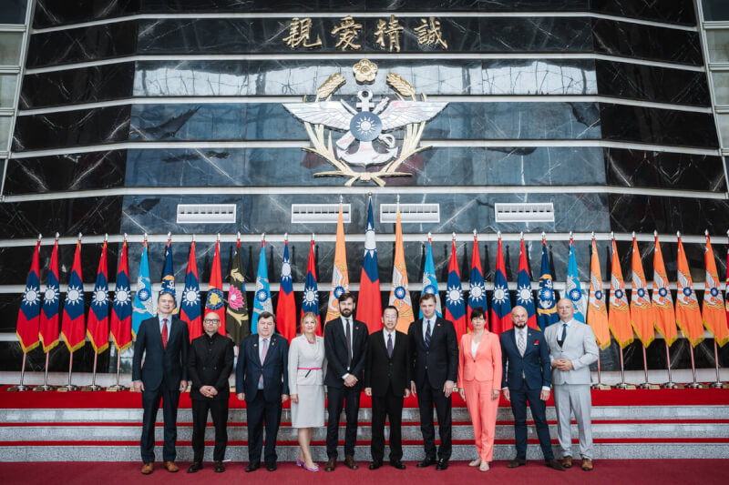 國防部長顧立雄7日接見立陶宛國會友台小組主席巴洛諾瓦訪團。（國防部提供）