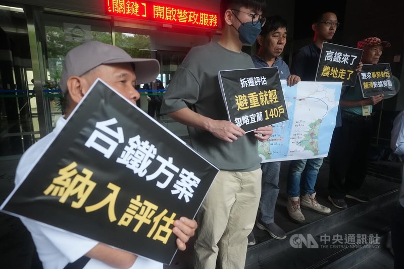 環境部9日舉辦「高鐵延伸宜蘭計畫環境影響評估報告書初稿」專案小組第2次初審會議;多個環保團體在環境部外開記者會,喊出「納入台鐵方案,釐清數據變動,重視居民溝通」等口號。中央社記者徐肇昌攝 114年7月9日