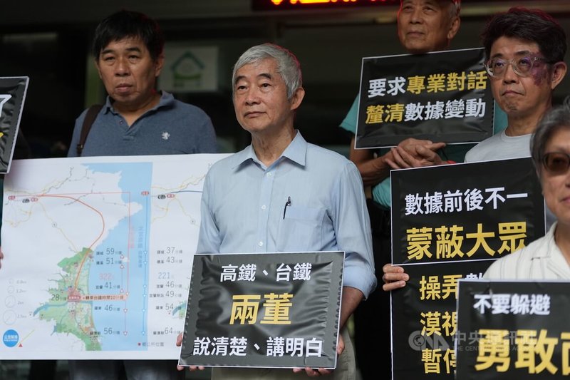 環境部9日舉辦「高鐵延伸宜蘭計畫環境影響評估報告書初稿」專案小組第2次初審會議;多個環保團體在場外開記者會,前交通部長賀陳旦(中)出席聲援,呼籲高鐵、台鐵董事長說清楚講明白。中央社記者徐肇昌攝 114年7月9日