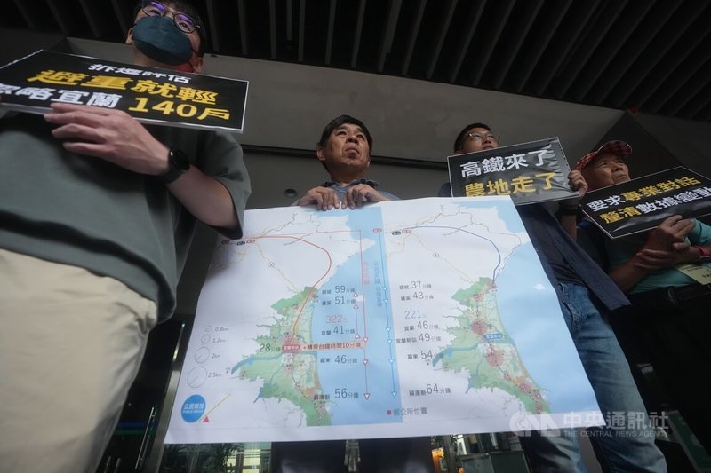 環境部9日舉辦「高鐵延伸宜蘭計畫環境影響評估報告書初稿」專案小組第2次初審會議;多個環保團體在環境部外開記者會,拿著標語與評估圖表,表達訴求。中央社記者徐肇昌攝 114年7月9日