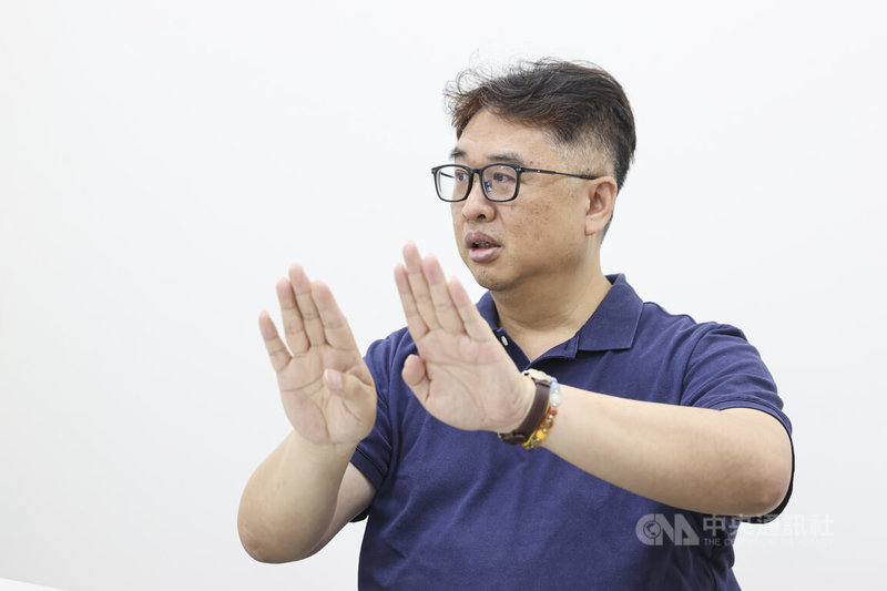 花王業務部經理謝宗益表示,AI油墨配色大大提升顏色的準確度,花王導入短短幾個月,客戶對於色差的客訴大降8成以上。中央社記者鄭清元攝 114年7月9日