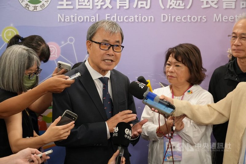 受到颱風丹娜絲襲台影響,教育部長鄭英耀(左)9日表示,目前初估校園災損約新台幣2.6億元,已先啟動緊急撥款機制。嘉義市長黃敏惠(右)也表示,丹娜絲是百年一遇,「但教育不能慢」;目前致力讓各地區恢復通電,因應國家考試的需求。中央社記者陳至中嘉義市攝 114年7月9日