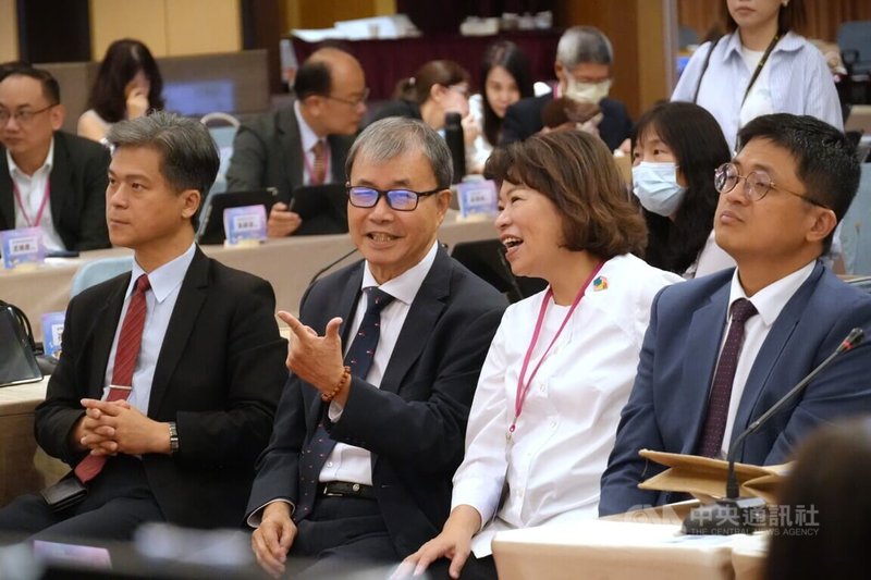 教育部長鄭英耀（前左2）9日在全國教育局處長會議中宣布，將在2週內盤點全台灣3800多所中小學的球具器材，開放給社區民眾在放學後、假日借用。中央社記者陳至中嘉義市攝  114年7月9日