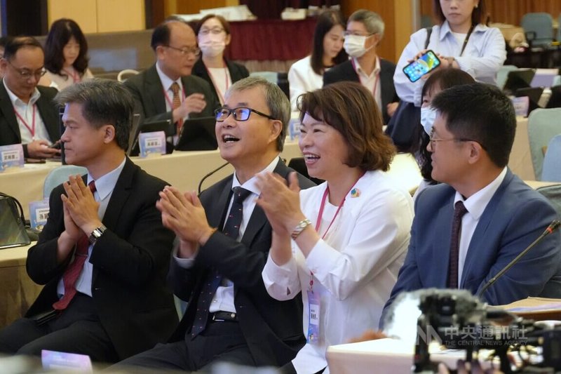 114年度全國教育局處長會議9日在嘉義市登場,將「社會情緒學習」列為會議焦點,討論如何幫學生覺察情緒、加強人際溝通。國教署長彭富源(前排左起)、教育部長鄭英耀、嘉義市長黃敏惠等人出席。中央社記者陳至中嘉義市攝 114年7月9日