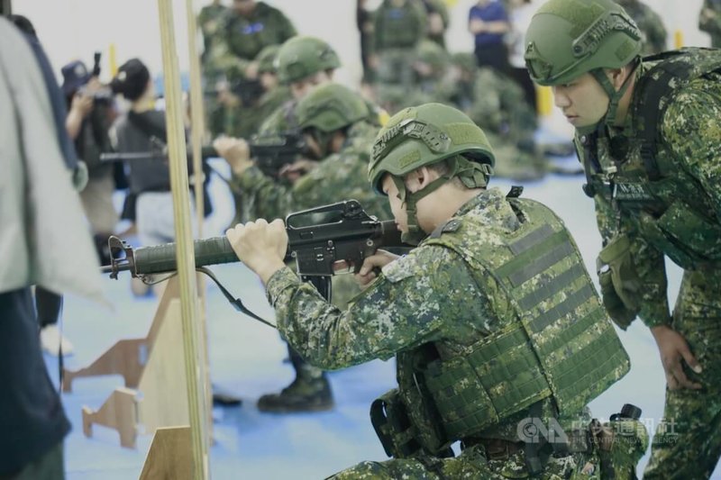 漢光41號演習實兵操演首日,第五作戰區步兵302旅9日在苗栗縣結合「同心操演」實施召員專長複訓,召員在教官引導下熟悉各項武器性能及操作要領。中央社記者管瑞平攝 114年7月9日