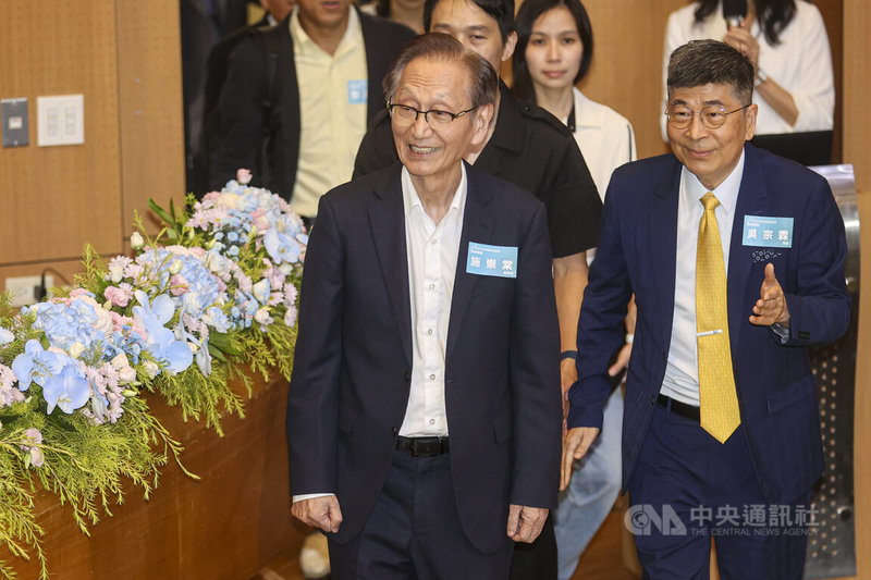 台大電機資訊學院9日舉行「AI電資大聯盟」啟動捐贈典禮,華碩董事長施崇棠(前右2)出席,宣示打造跨界合作平台,邁向人才國際化與研究前瞻化的嶄新里程碑。右為台大電機資訊學院院長吳宗霖。中央社記者鄭清元攝  114年7月9日