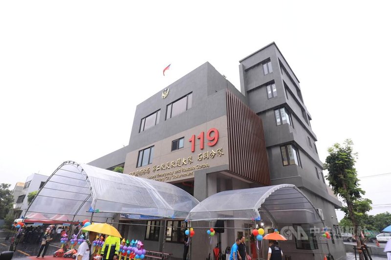 台中市消防局第2救災救護大隊石岡分隊新建廳舍9日落成啟用，樓高3層，空間為原本5倍大，內部設有車庫、器材室、寢室、備勤室與辦公室等完善機能。中央社記者趙麗妍攝  114年7月9日