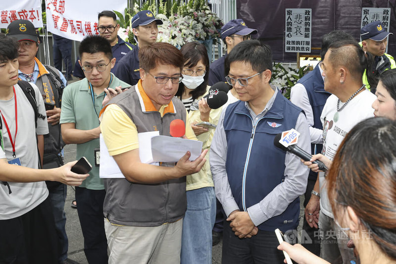 新北市遊覽車駕駛員職業工會9日號召遊覽車到交通部外陳情,工會理事長許景翔(前中左)向交通部公路局運輸組組長梁郭國(前中右)當面陳情,表達對強制裝設身分識別設備政策的不滿與相關訴求。中央社記者鄭清元攝 114年7月9日
