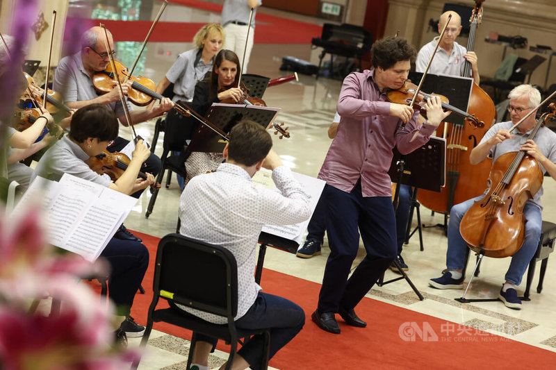 小提琴名家奧古斯汀．哈德利希（Augustin Hadelich）（粉色上衣者）與柏林愛樂巴洛克獨奏家合奏團（Berliner Barock Solisten）9日在台北共同出席記者會，現場演奏一小段精彩曲目，為即將在台登場的3場巡演宣傳造勢。中央社記者王騰毅攝  114年7月9日