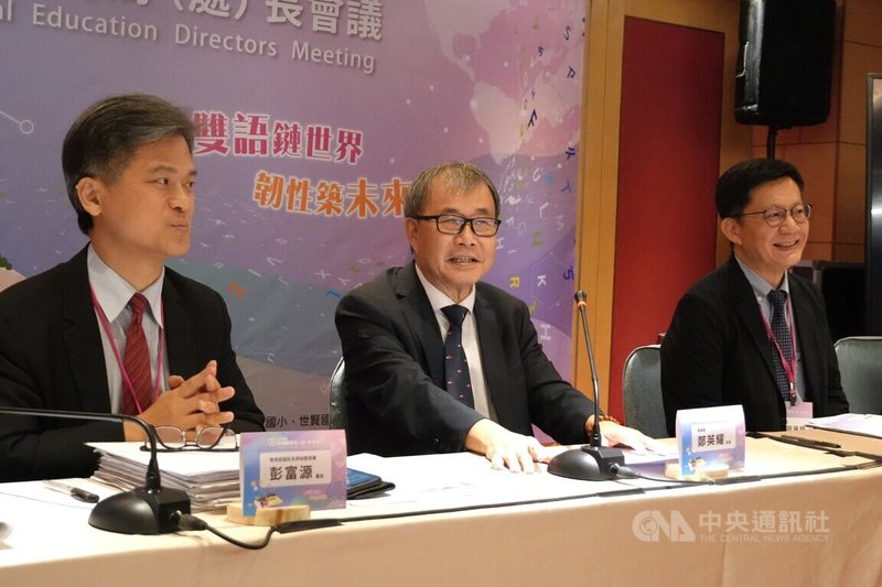 教育部長鄭英耀（中）9日表示，預計民國120年左右將有一波教師退休潮，為能因應，將從增加彈性聘用管道等著手，引入業界人才。中央社記者陳至中嘉義市攝  114年7月9日