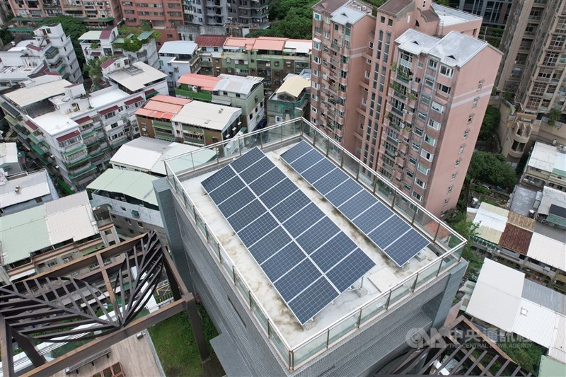 國泰人壽透過投融資推動產業淨零轉型。圖為台北市北投區建築物頂樓太陽能板設施。(中央社檔案照片)