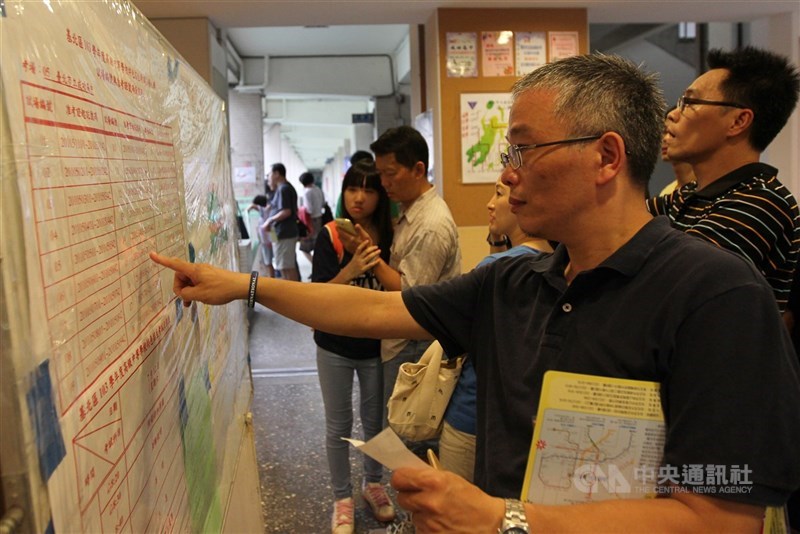 114學年度高級中等學校特色招生專業群科甄選入學9日公告續招簡章,全國共51校,提供3338個招生名額,國中畢業生可依據興趣和性向選擇,不受學籍區域限制。(中央社檔案照片)