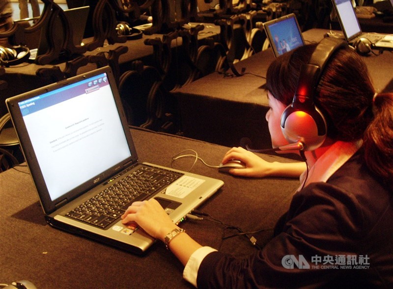 TOEIC(多益)台灣區總代理忠欣公司9日發布新聞稿,2024年台灣考生聽力與閱讀測驗平均分數達581分,較前一年提升13分。圖為工作人員模擬多益測驗電腦答題。(中央社檔案照片)