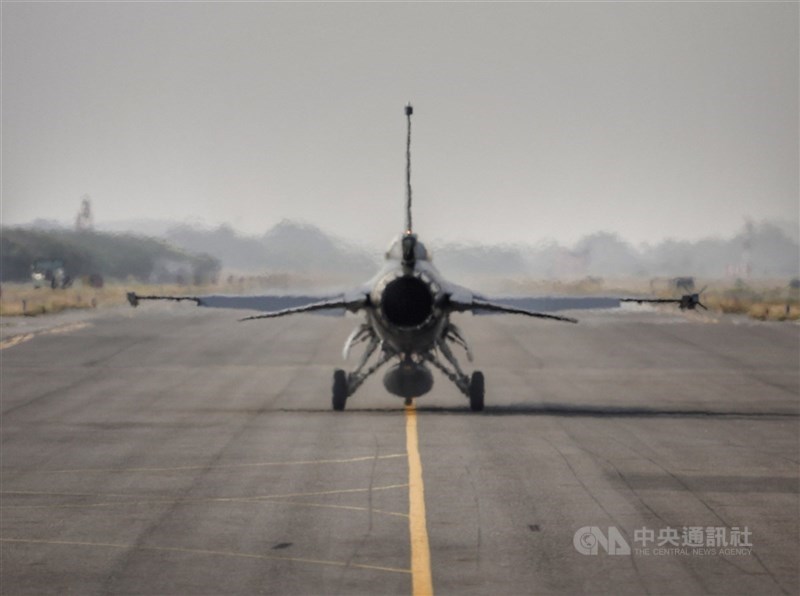 圖為機場跑道上的空軍F-16V戰機。 （中央社檔案照片）