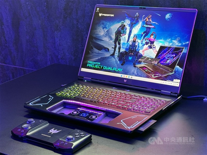 電腦品牌廠宏碁今天公布6月合併營收286.85億元，月增49.7%，年增1.8%，創今年單月次高。圖為宏碁電競筆電概念機，觸控板可轉換成無線遊戲手把。（中央社檔案照片）