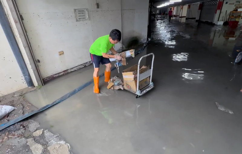 彰化縣埔心鄉經口路一處社區地下室8日因強降雨造成淹水,居民9日一早清理家園。(讀者提供)中央社記者鄭維真傳真 114年7月9日