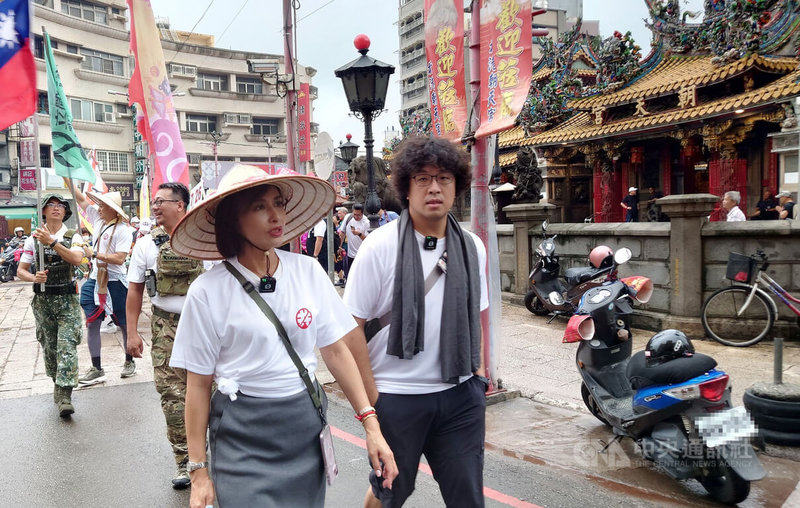 反共護台志工聯盟舉行「護國勇腳組北港啟程 為國祈福踏上征途」活動,9日自北港朝天宮啟程,民進黨立委邱議瑩(前左)、沈伯洋(前右)出席參與。中央社記者蔡智明攝 114年7月9日