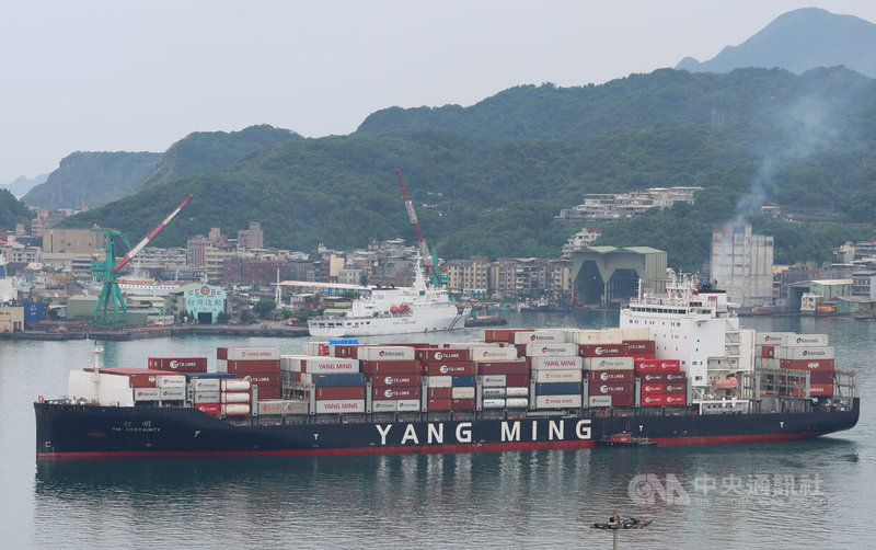 貨櫃三雄長榮、陽明、萬海6月營收出爐,因美國關稅政策變化以及歐洲港口擁堵,均比5月營收成長。圖為9日基隆港內一艘陽明海運貨輪。中央社記者張新偉攝 114年7月9日