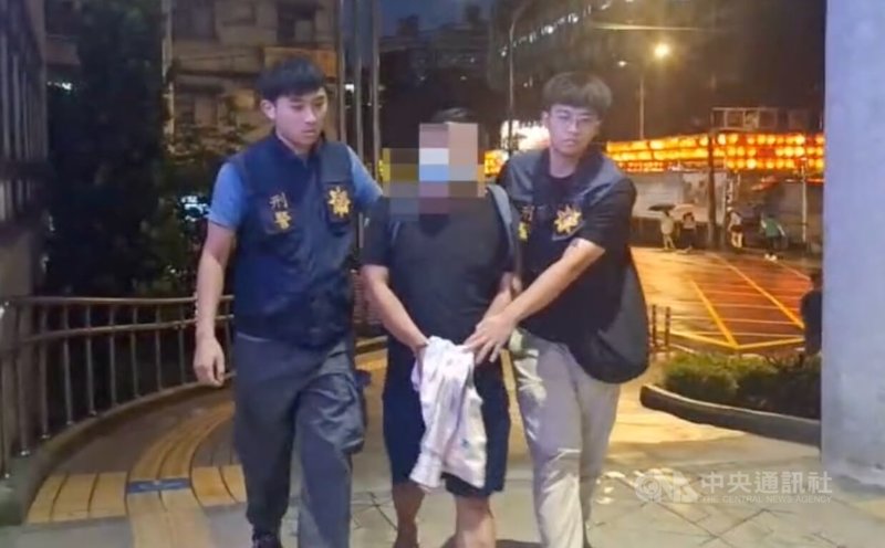 網路流傳一則男子在新北市土城區當街用安全帽打孩子的影片，警方調查發現，該男子涉嫌違反保護令對孩子施暴，隨即向新北地檢署報請指揮偵辦，經檢察官簽發拘票，警方已將人拘提到案。（翻攝畫面）中央社記者趙敏雅傳真  114年7月9日