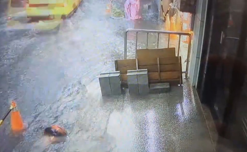 台中市9日一整天雨勢不斷,沙鹿地區道路積淹水情形嚴重,水勢險些衝進民宅。(民眾提供)中央社記者趙麗妍傳真 114年7月9日