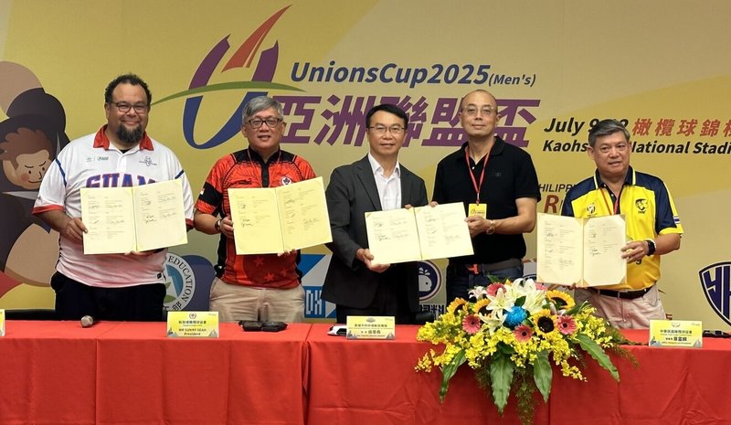 2025年亞洲聯盟盃橄欖球錦標賽在高雄開打，高雄市政府運動發展局長侯尊堯（中）與中華民國橄欖球協會理事長章富麟（右2）9日和其他外隊共同簽署參賽合約。（中華民國橄欖球協會提供）中央社記者黎建忠傳真  114年7月9日