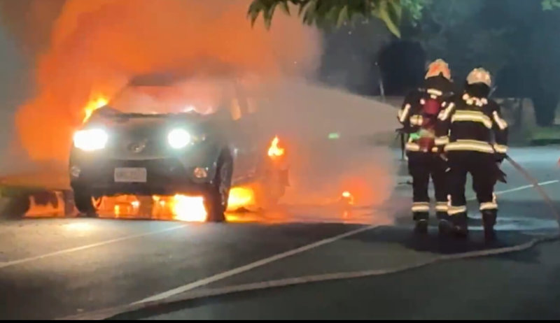 台東縣消防局9日晚間接獲通報，台東市馬亨亨大道與青島街交叉口發生火燒車事件，消防人員趕到現場時整輛車已被火勢吞噬，所幸車主、國民黨籍縣議員楊秋珍已平安脫險。（民眾提供）中央社記者盧太城台東傳真 114年7月9日