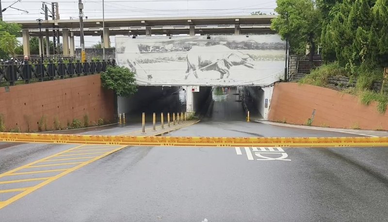 受低壓帶及西南風影響,苗栗縣9日降下間歇性雷雨,苑裡鎮建國地下道出現淹水情形,暫時封閉。(民眾提供)中央社記者管瑞平傳真 114年7月9日
