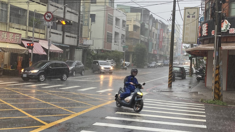 台中豐原地區9日清晨下起大雷雨,機車騎士穿雨衣在雨中前行。(民眾提供)中央社記者趙麗妍傳真 114年7月9日