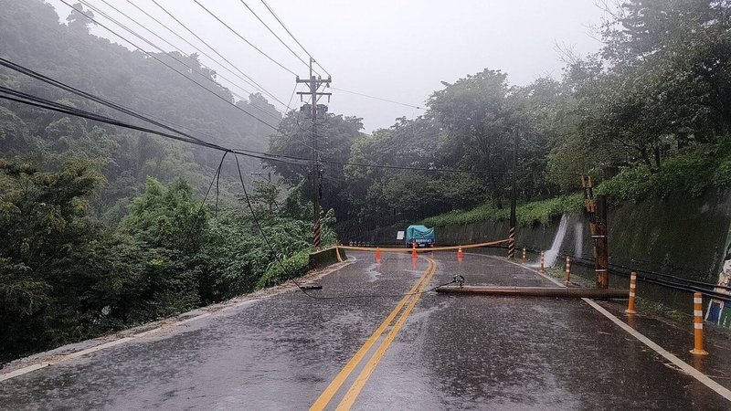 台中市一整天雨勢不斷，新社區中和里中95-1線道路9日下午有電桿斷裂倒塌、橫躺道路中央，經查為電信桿，轉交由中華電信處理。警方也到場擺放交通錐並封鎖道路，避免危險。（警方提供）中央社記者趙麗妍傳真  114年7月9日