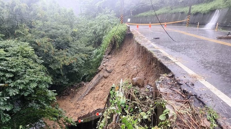台中市新社區中和里中95-1線道路9日因大雨不斷,有電桿斷裂倒塌,且部分路面遭沖毀。目前該路段已拉起封鎖線暫時封閉。(警方提供)中央社記者趙麗妍傳真 114年7月9日