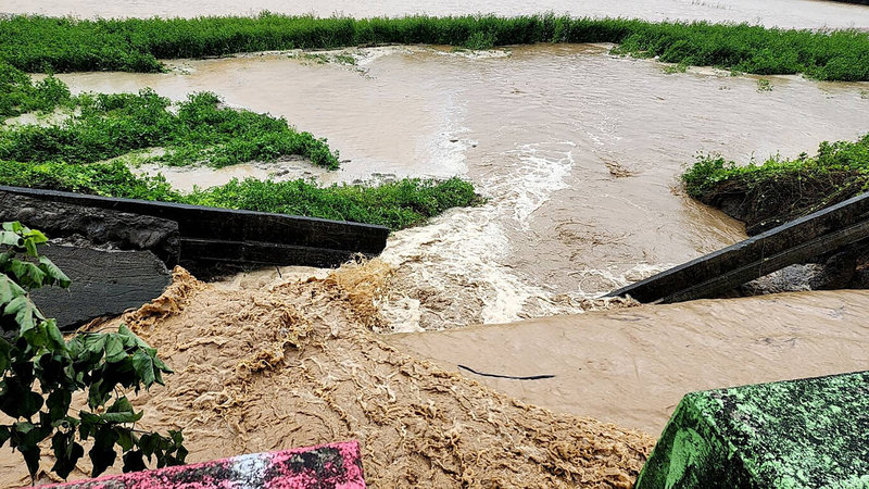 彰化縣遭豪雨持續轟炸,位於田中鎮平和里的鴻門圳堤防9日發生崩塌,塌陷處將近17公尺長,農田水利署彰化管理處已緊急派員搶修。(田中鎮公所提供)中央社記者鄭維真傳真 114年7月9日