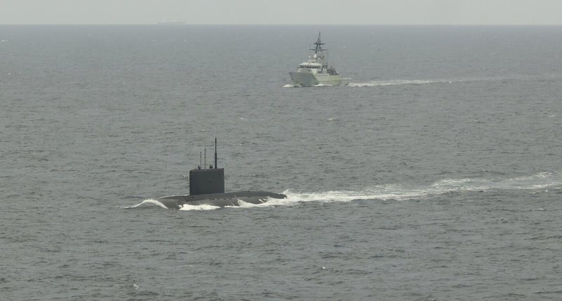 隸屬俄羅斯海軍黑海艦隊的柴電動力潛艦「諾沃羅西斯克號」(前)近7月初現蹤英吉利海峽和北海,英國海軍近海巡邏艦「梅爾西號」(後)伴航監控。(英國海軍提供)中央社記者陳韻聿倫敦傳真 114年7月9日