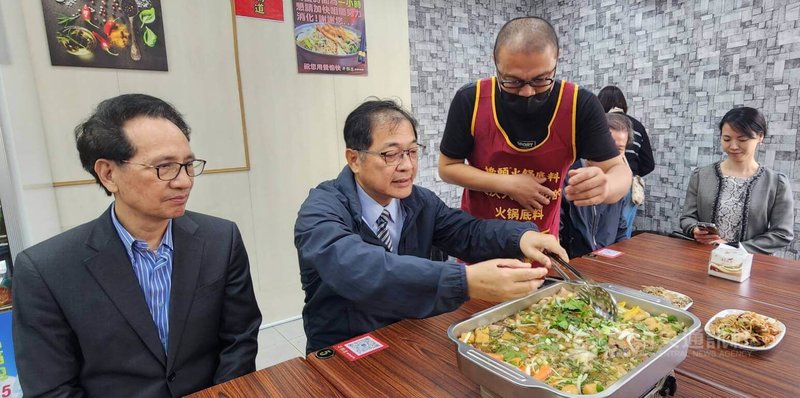法務部長鄭銘謙(左2)113年11月間到更生人「阿輝」(左3)甫開業的「干鍋道麻辣鍋」,現場品嚐美味料理。中央社 114年7月9日