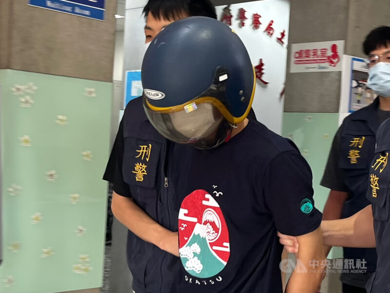 謝姓男子(前)有家暴紀錄,張姓妻子雖聲請保護令,但7日慘遭謝男當街砍殺,小姨子也難逃死劫。謝男犯案後逃逸,警方循線在彰化逮人,8日上午訊後依殺人罪嫌將謝男移送偵辦。中央社記者趙敏雅攝 114年7月8日