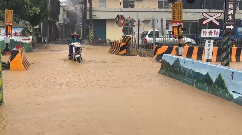 台鐵二水車站人員9日表示,因大雨導致泥流淹過軌面,下午1時許列車停駛,且周邊道路封閉,無法啟動公路接駁,何時恢復通車還未能確定。(讀者提供)中央社記者鄭維真傳真 114年7月9日