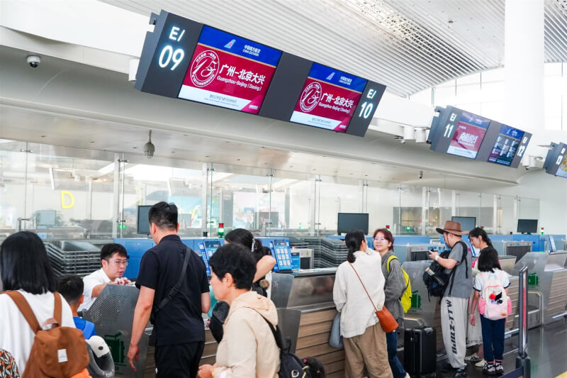 中國南方航空推出「一刻登機」，旅客只要在起飛前15分鐘抵達登機門即可登機。（中新社）
