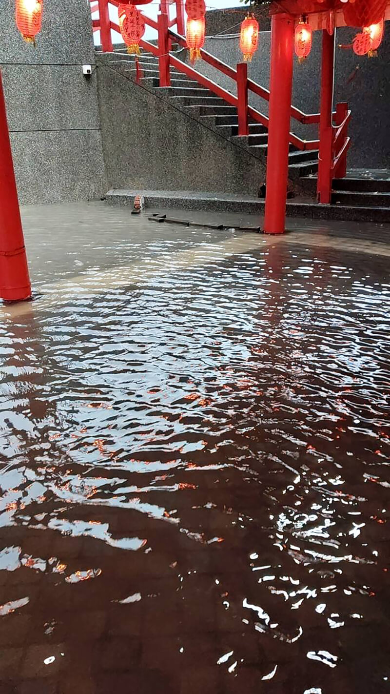 彰化縣9日上午強降雨,芳苑鄉信義村鎮海廟一度淹水至小腿肚。(林保玲提供)中央社記者鄭維真傳真 114年7月9日