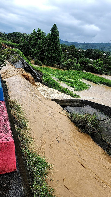 彰化地區受豪雨侵襲,位於田中鎮的鴻門圳堤防9日發生崩塌,農田水利署彰化管理處獲報動員緊急填補17公尺長缺口,後續將報中央針對受損區段更新。(田中鎮公所提供)中央社記者鄭維真傳真 114年7月9日