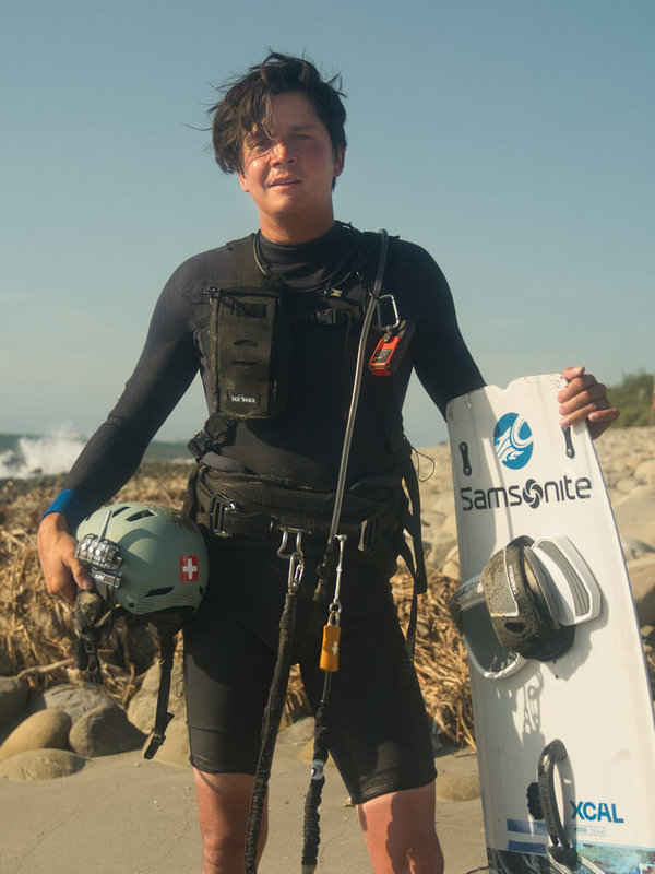 瑞士籍風箏衝浪挑戰者修爾茲(Geza Scholtz)2日從馬祖東莒島出發,花費10小時抵達桃園永安漁港旁海岸,完成全球首次以風箏衝浪穿越台灣海峽壯舉。(Geza Team提供)中央社記者潘欣彤傳真 114年7月9日