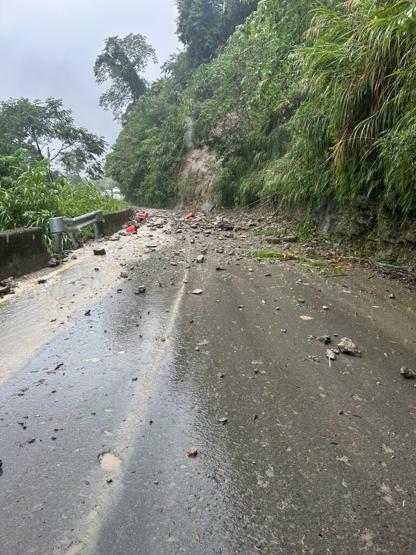 受低壓帶及西南風影響,苗栗縣9日雷雨陣陣,泰安鄉苗62線5.7至6公里處發生落石坍方,造成交通中斷,雙向暫時無法通行。(民眾提供)中央社記者管瑞平傳真 114年7月9日