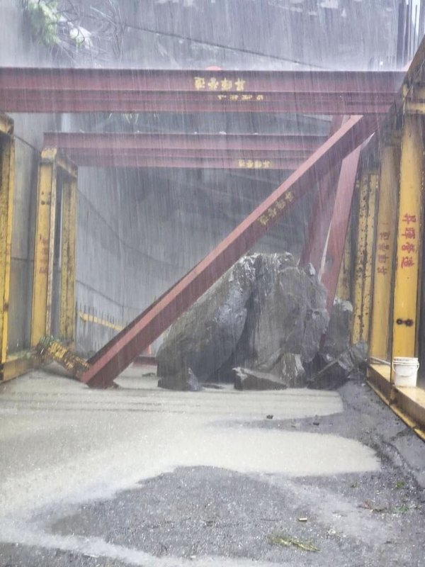 嘉義縣山區雨勢不斷，阿里山鄉達邦公路石棹至達邦路段約28K處施作明隧道工程區域，9日下午發生落石，巨大石塊阻斷道路、無法通行。（嘉義縣政府提供）中央社記者蔡智明傳真  114年7月9日