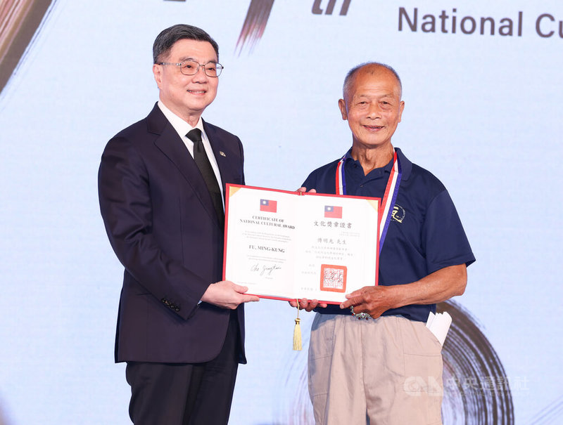 第44屆行政院文化獎10日在台北中山堂光復廳隆重舉行頒獎典禮,行政院長卓榮泰(左)親自出席,頒發文化獎章給本屆得主之一的傳統客家建築匠師傅明光(右)。中央社記者謝佳璋攝 114年7月10日