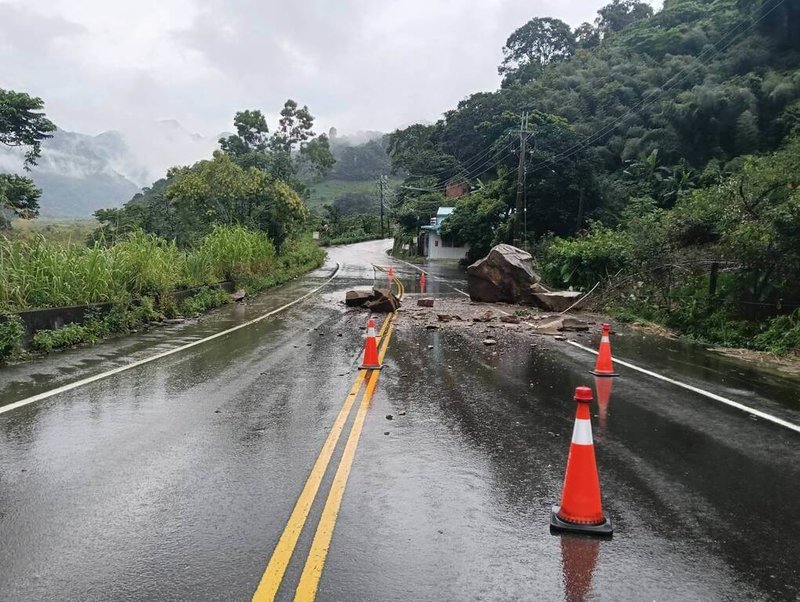 颱風丹娜絲過境後連日大雨,台中和平區東崎路一段17.4K處9日下午有落石情形,阻礙交通。(民眾提供)中央社記者郝雪卿傳真 114年7月10日
