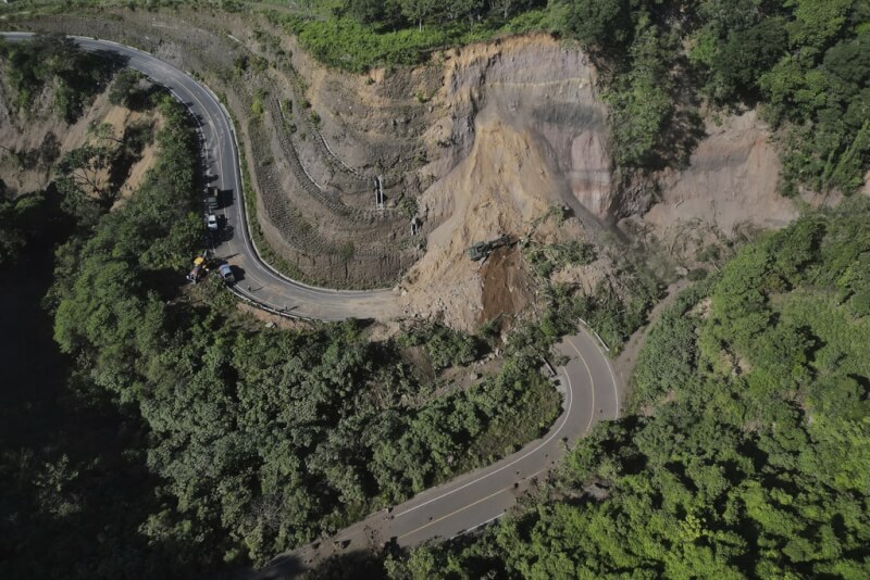 瓜地馬拉9日一連發生好幾起地震,一處道路因山體滑坡中斷交通。(美聯社)
