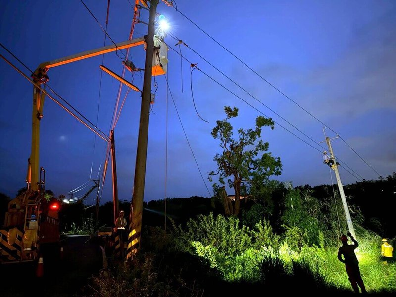 颱風丹娜絲重創嘉義縣沿海地區,造成25萬餘戶停電,經台電人員不分日夜、風雨搶修,截至10日上午9時,嘉義縣僅剩2萬3143戶持續搶修中。(台電提供)中央社記者黃國芳傳真 114年7月10日