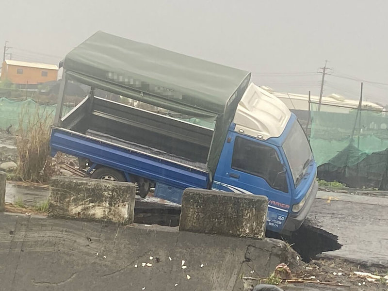 豪雨影響，彰化埔心鄉東溝排水防汛道路出現直徑逾2公尺坑洞，1輛小貨車10日上午行經時掉落，動彈不得，所幸駕駛未受傷，自行脫困。（民眾提供）中央社記者鄭維真傳真  114年7月10日