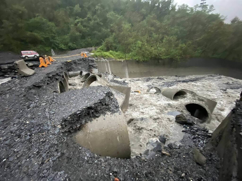 屏東山區連日大雨不斷,霧台鄉大武村聯外道路霧大二號橋遭沖毀,路面越來越小,已緊急拉起封鎖線。(大武村長麥庸正提供)中央社記者李卉婷傳真 114年7月10日